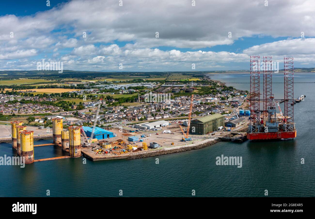Vista aerea dal drone del porto di Cromarty Firth a Invergordon, Cromarty Firth, Scozia, Regno Unito Foto Stock