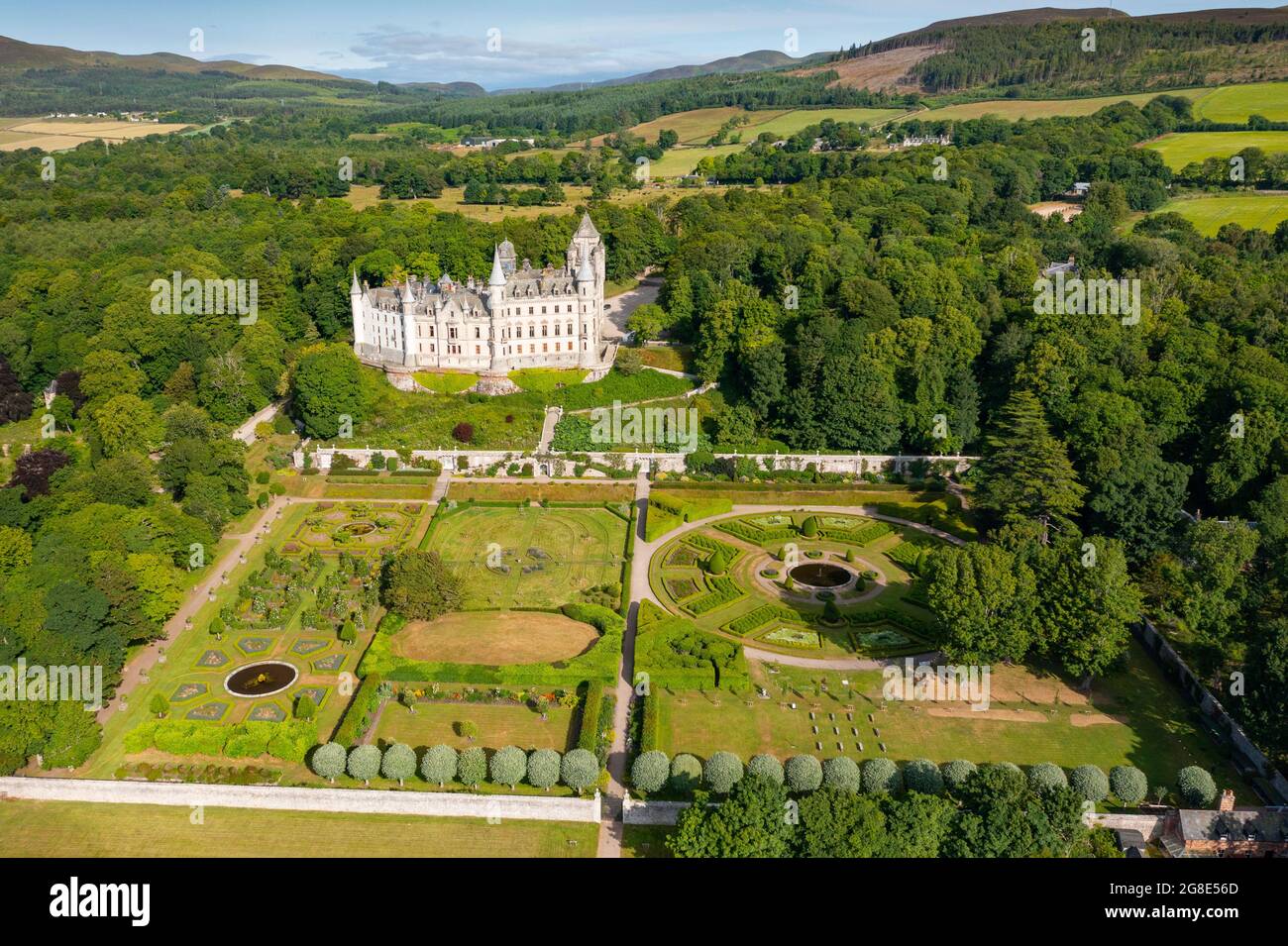 Vista aerea dal drone del castello di Dunrobin a Sutherland, Scozia, Regno Unito Foto Stock