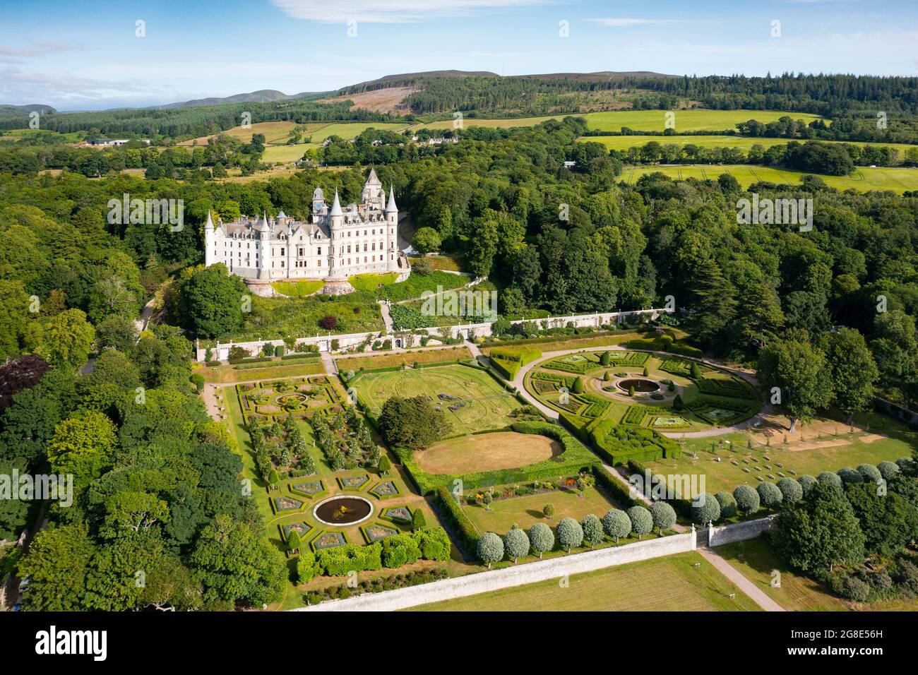 Vista aerea dal drone del castello di Dunrobin a Sutherland, Scozia, Regno Unito Foto Stock