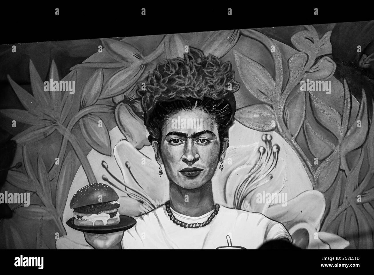 Pittura o murale con l'immagine del pittore Frida Kahlo come cameriera, in mano porta un vassoio di cibo con un hamburger. (Foto di Luis Gutierrez / Norte Photo ) Pintura o mural con la imagen de la pintora Frida Kahlo como mesera, en su mano lleva una charola de comida con una hamburguesa. (Foto di Luis Gutierrez / Norte Photo ) ristorante, comida, comida y bebida, ristorante, cibo, cibo e bevande Foto Stock