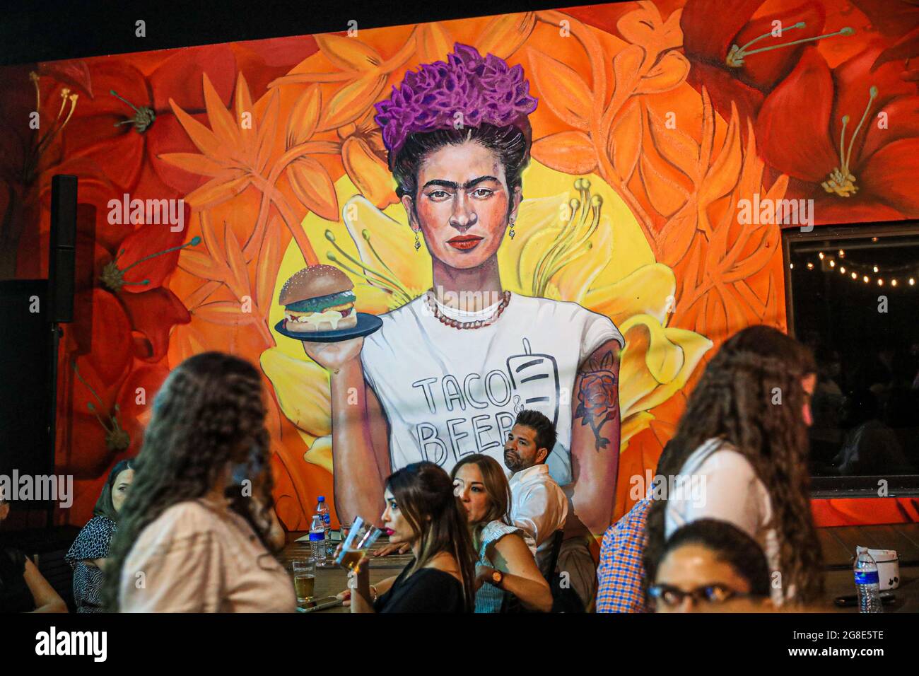 Pittura o murale con l'immagine del pittore Frida Kahlo come cameriera, in mano porta un vassoio di cibo con un hamburger e una T-shirt con la leggenda Taco birra. (Foto di Luis Gutierrez / Norte Photo ) Pintura o mural con la imagen de la pintora Frida Kahlo como mesera, en su mano lleva una charola de comida con una hamburguesa y una playera con la leyenda Taco Beer.(Foto di Luis Gutierrez / Norte Photo ) Foto Stock