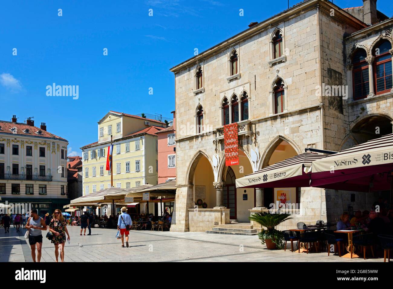 Case sulla piazza Narodni Trg, sulla destra il municipio, la città vecchia, Spalato, Dalmazia centrale, Croazia Foto Stock