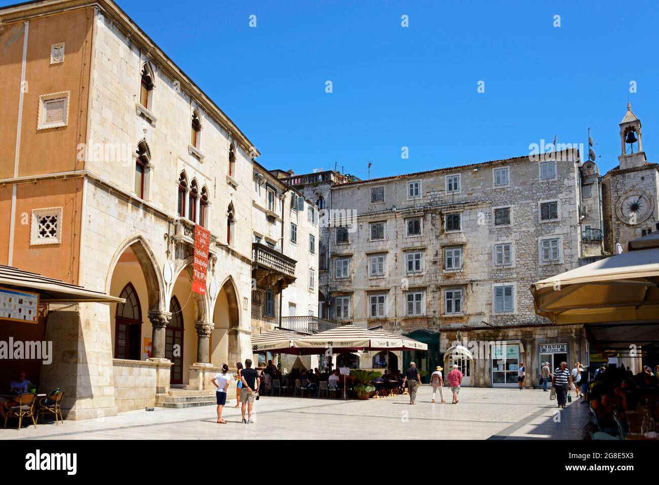 Case sulla piazza Narodni Trg, sulla sinistra il municipio, sulla destra la torre dell'orologio, la città vecchia, Spalato, Dalmazia centrale, Croazia Foto Stock