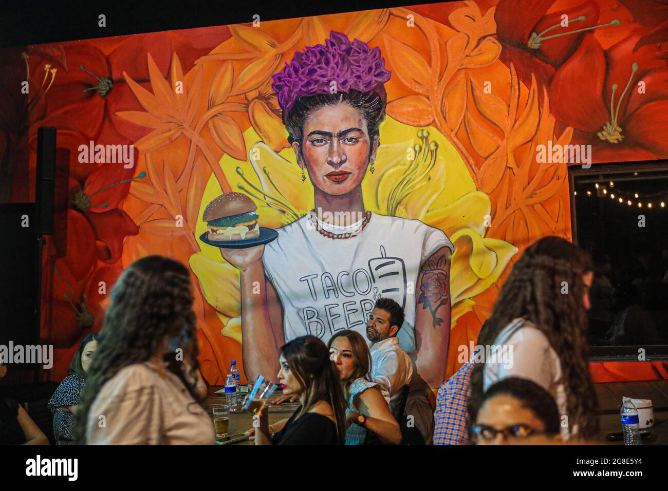Pittura o murale con l'immagine del pittore Frida Kahlo come cameriera, in mano porta un vassoio di cibo con un hamburger e una T-shirt con la leggenda Taco birra. (Foto di Luis Gutierrez / Norte Photo ) Pintura o mural con la imagen de la pintora Frida Kahlo como mesera, en su mano lleva una charola de comida con una hamburguesa y una playera con la leyenda Taco Beer.(Foto di Luis Gutierrez / Norte Photo ) Foto Stock