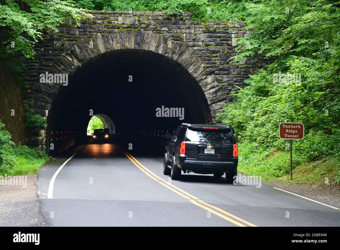 I veicoli attraversano il tunnel Tanbark Ridge sulla Blue Ridge Parkway, fuori Asheville, North Carolina. Foto Stock