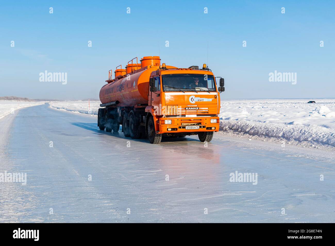 Camion su una strada di ghiaccio sul fiume Lena congelato, Road of Bones, Sakha Republic, Yakutia, Russia Foto Stock