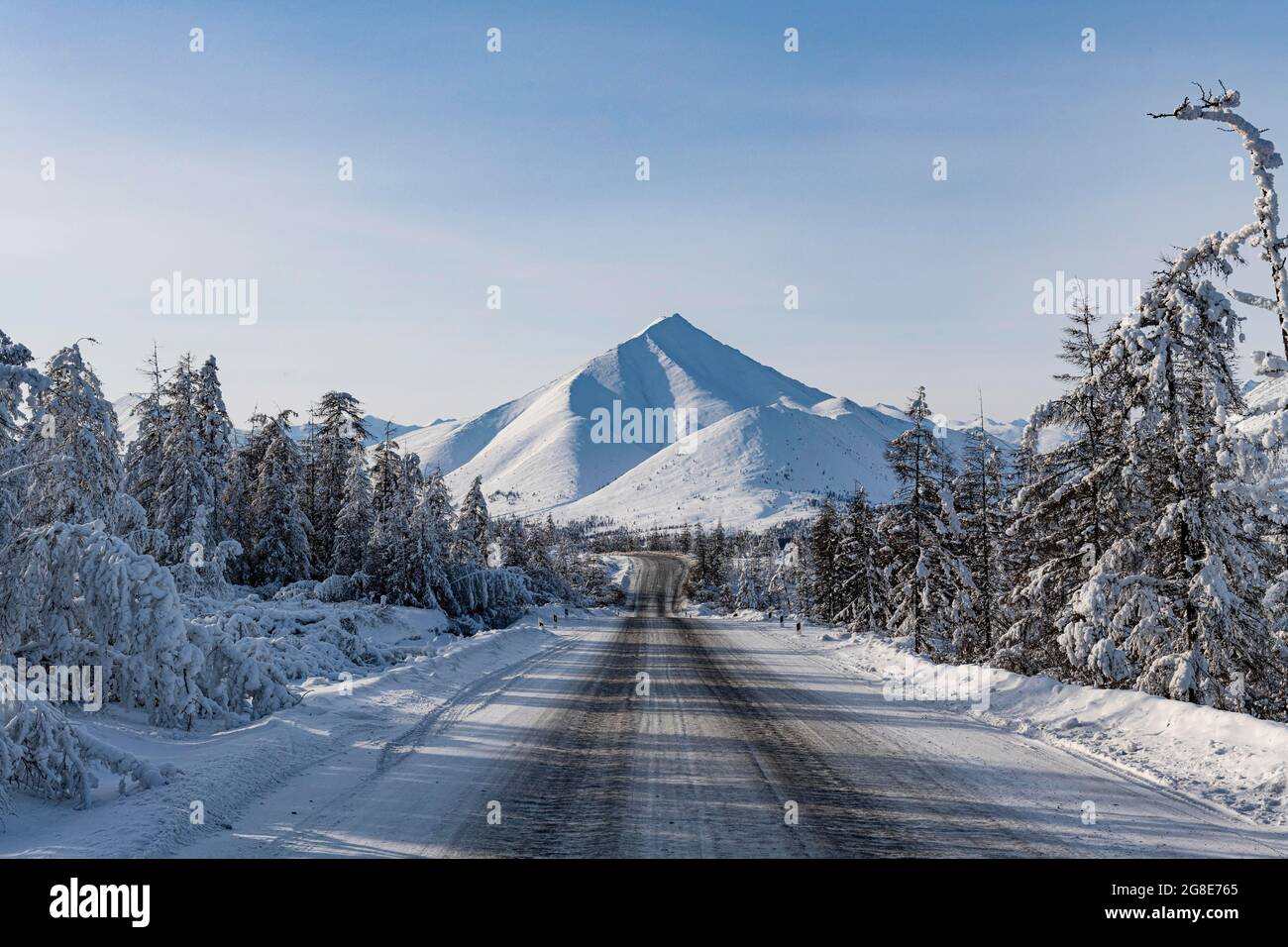 Neve coperta suntar-Khayata catena montuosa, Road of Bones, Sakha Repubblica, Yakutia, Russia Foto Stock