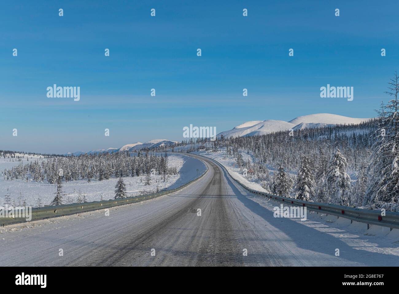 Neve coperta suntar-Khayata catena montuosa, Road of Bones, Sakha Repubblica, Yakutia, Russia Foto Stock