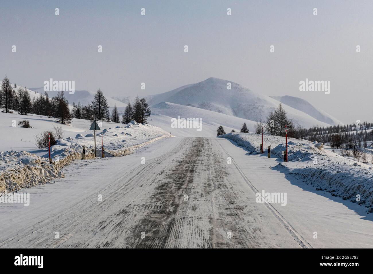 Montagne innevate lungo la strada delle ossa, Magadan Oblast, Russia Foto Stock