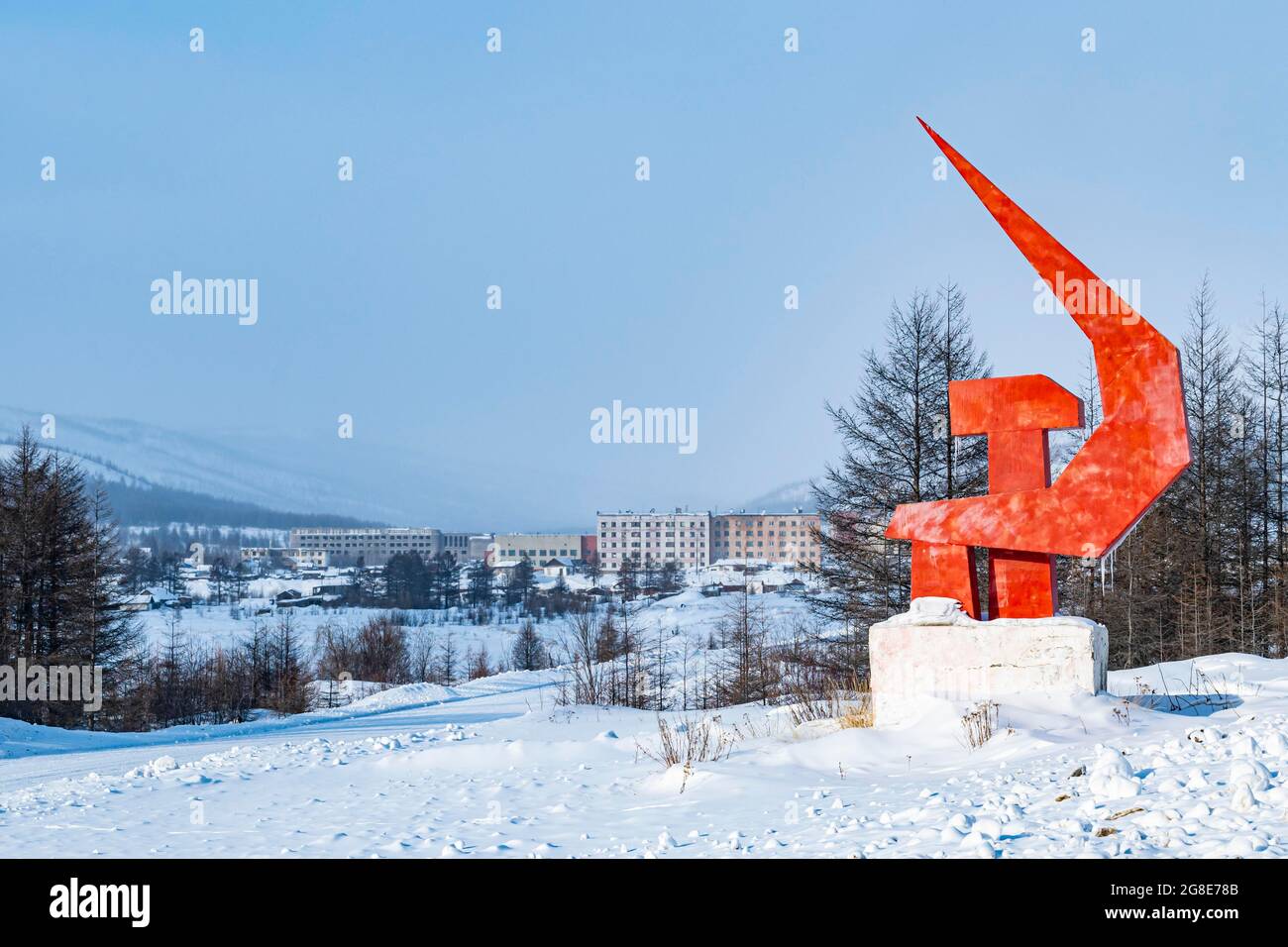 Monumento a Hammer e Sichle lungo la strada delle ossa, Magadan Oblast, Russia Foto Stock