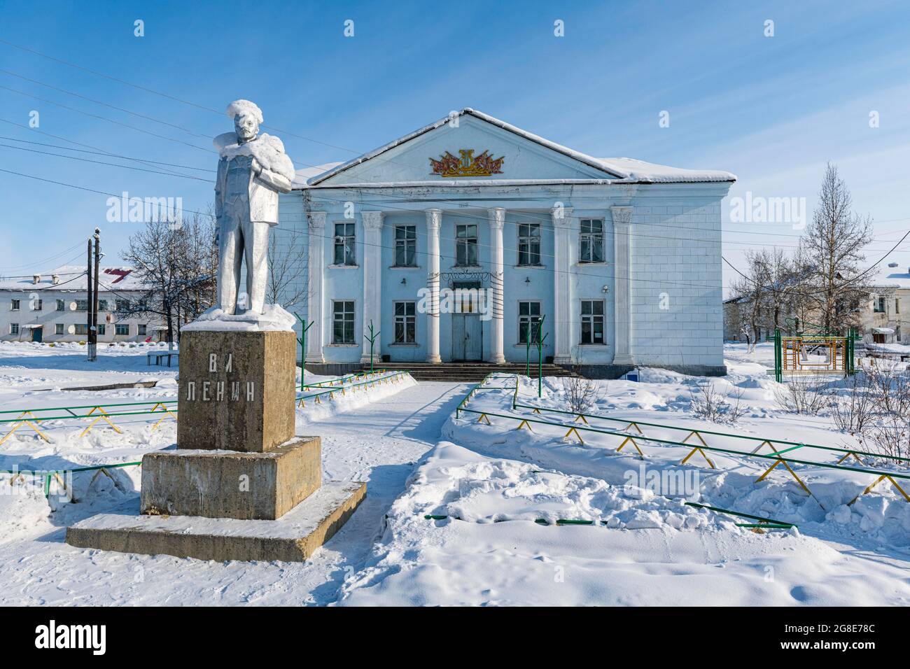 La statua di Lenin prima della casa cittadina nel villaggio di Artyk, Road of Bones, Sakha Republic, Yakutia, Russia Foto Stock La statua di Lenin prima della casa cittadina nel villaggio di Artyk, Road of Bones, Sakha Republic, Yakutia, Russia Foto Stock