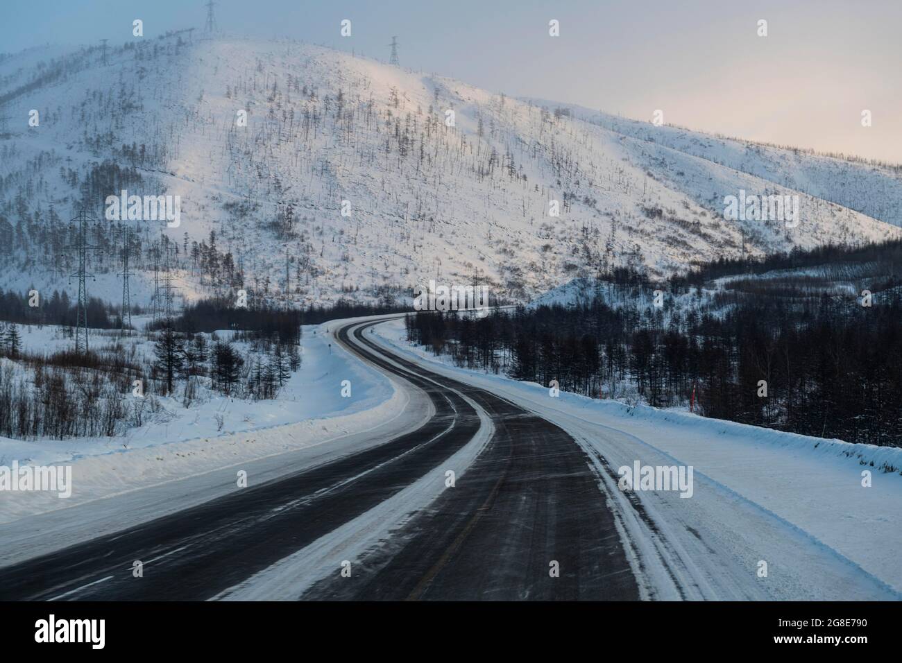 Montagne innevate lungo la strada delle ossa, Magadan Oblast, Russia Foto Stock