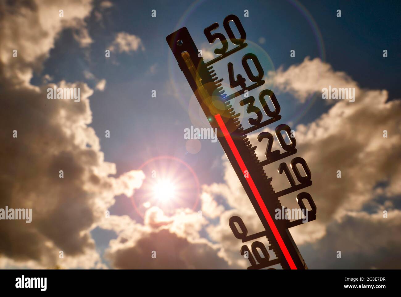 Immagine simbolica onda di calore, termometro al sole, oltre 35 gradi Celsius, Baden-Wuerttemberg, Germania Foto Stock
