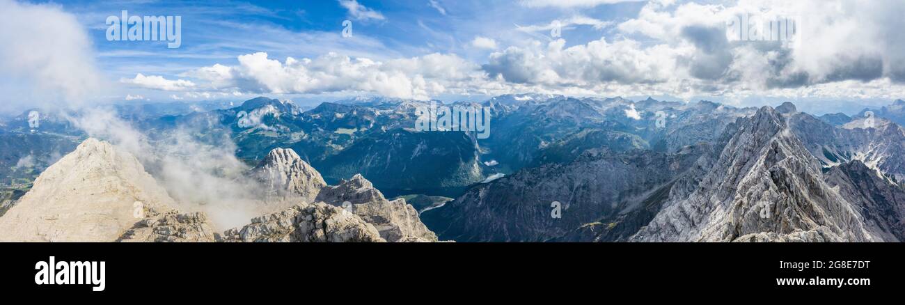 Panorama alpino dalle Alpi di Watzmann Mittelspitze, Berchtesgaden, Berchtesgadener Land, alta Baviera, Baviera, Germania Foto Stock