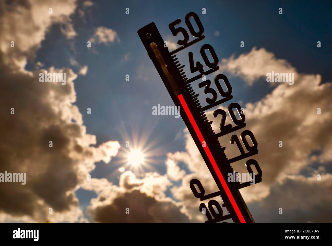 Immagine simbolica onda di calore, termometro al sole, oltre 35 gradi Celsius, Baden-Wuerttemberg, Germania Foto Stock