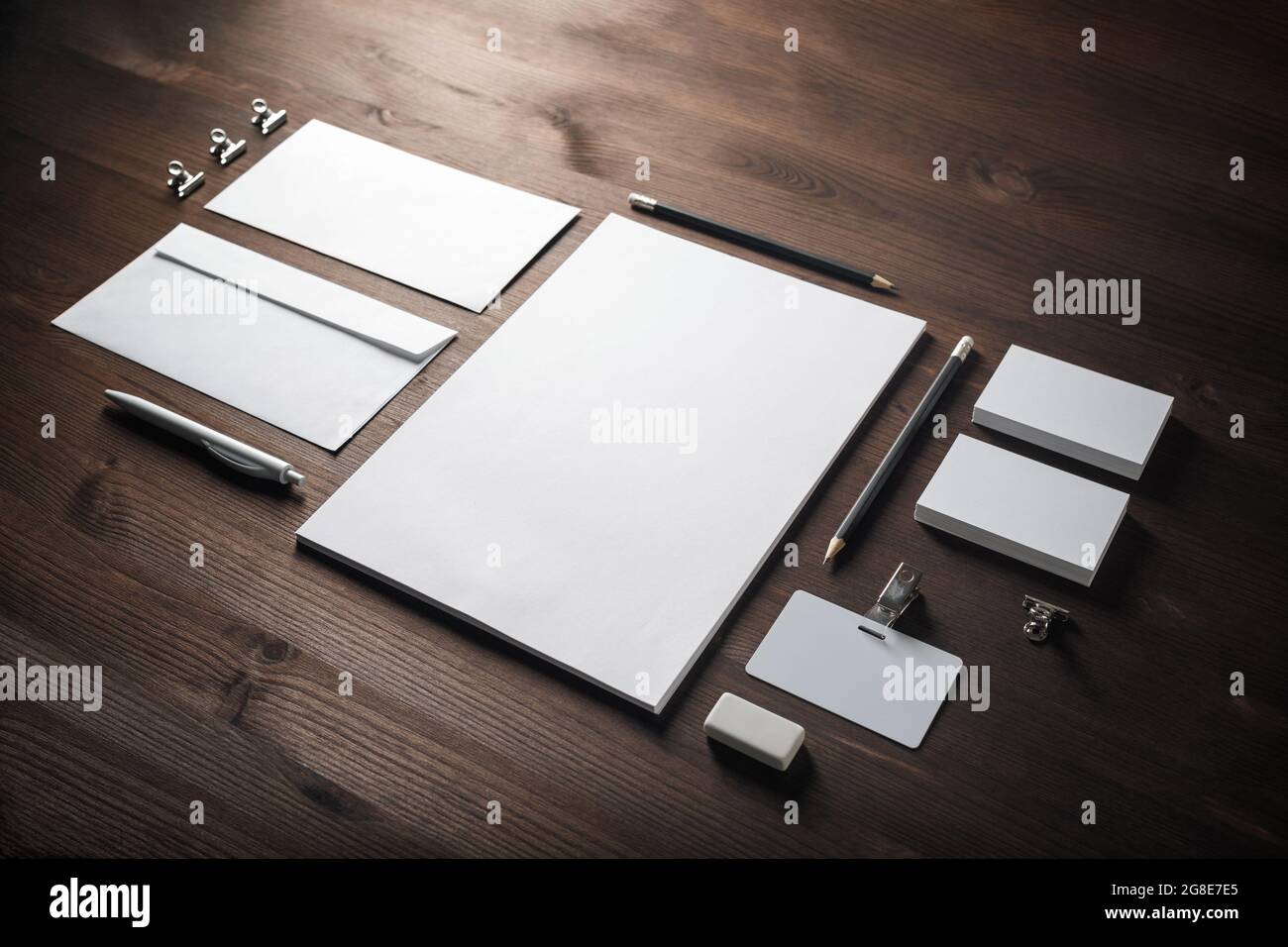 Il Branding stationery mockup su sfondo di legno. Oggetti vuota per collocare il vostro design. Foto Stock