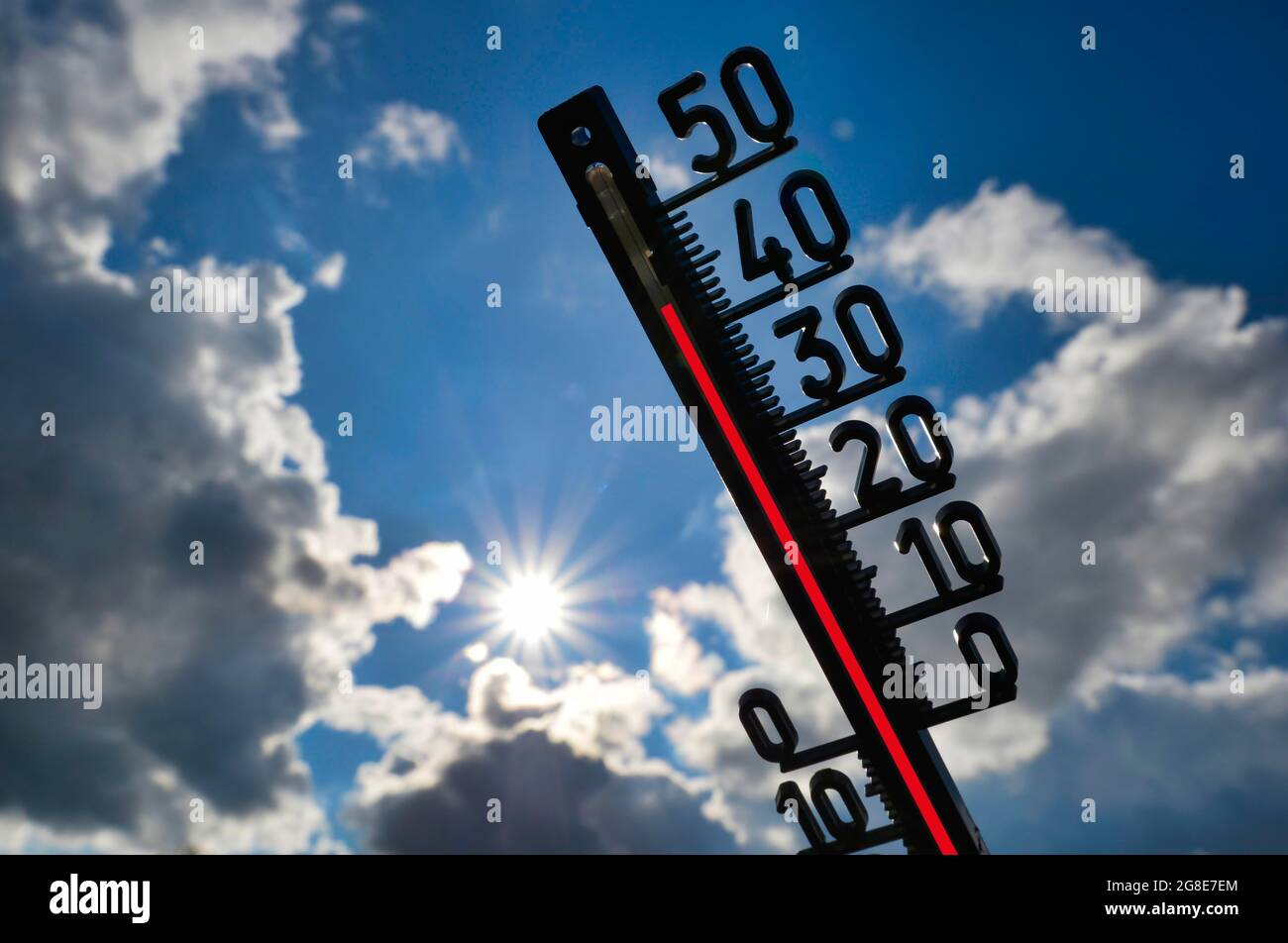 Immagine simbolica onda di calore, termometro al sole, oltre 40 gradi Celsius, Baden-Wuerttemberg, Germania Foto Stock