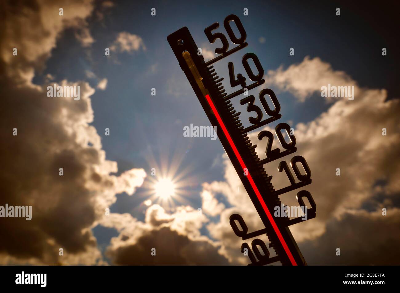 Immagine simbolica onda di calore, termometro al sole, oltre 40 gradi Celsius, Baden-Wuerttemberg, Germania Foto Stock