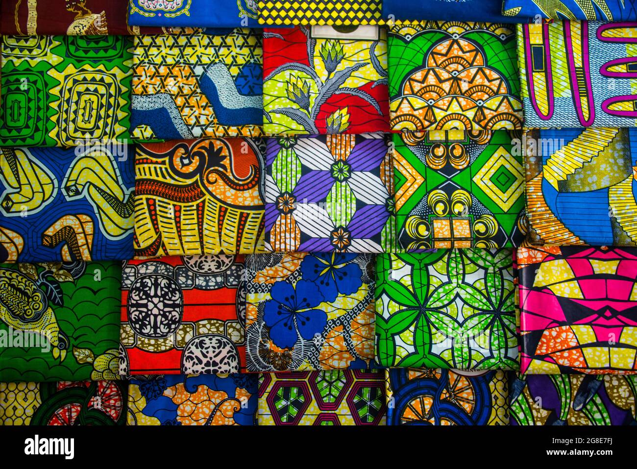 Abbigliamento ruandese colorato in vendita, Ruanda, Africa Foto Stock