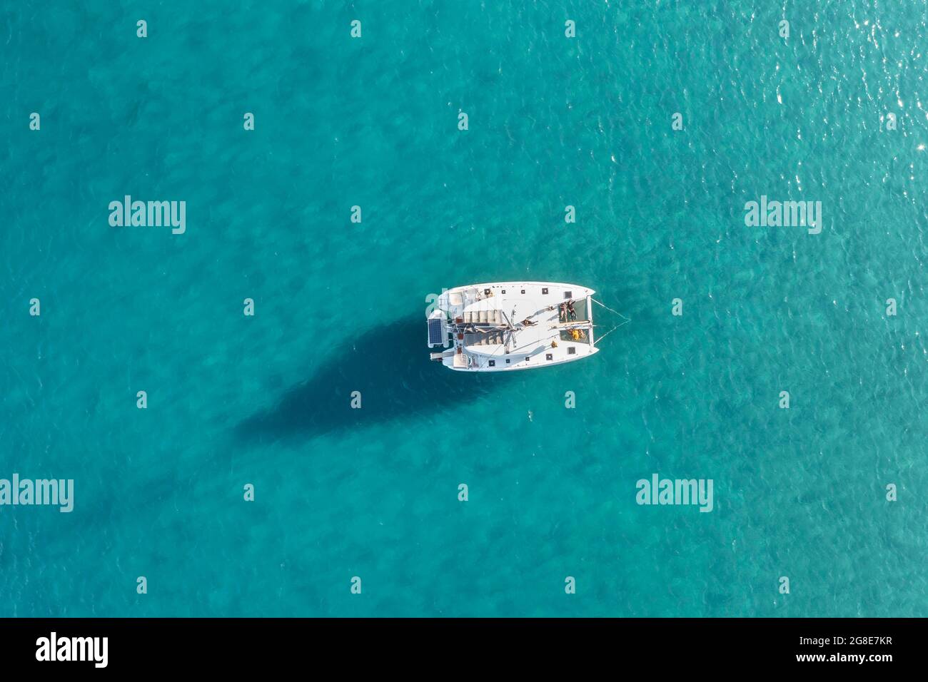 Vista aerea dall'alto, barca a vela sul mare turchese, Rodi, Dodecanese, Grecia Foto Stock