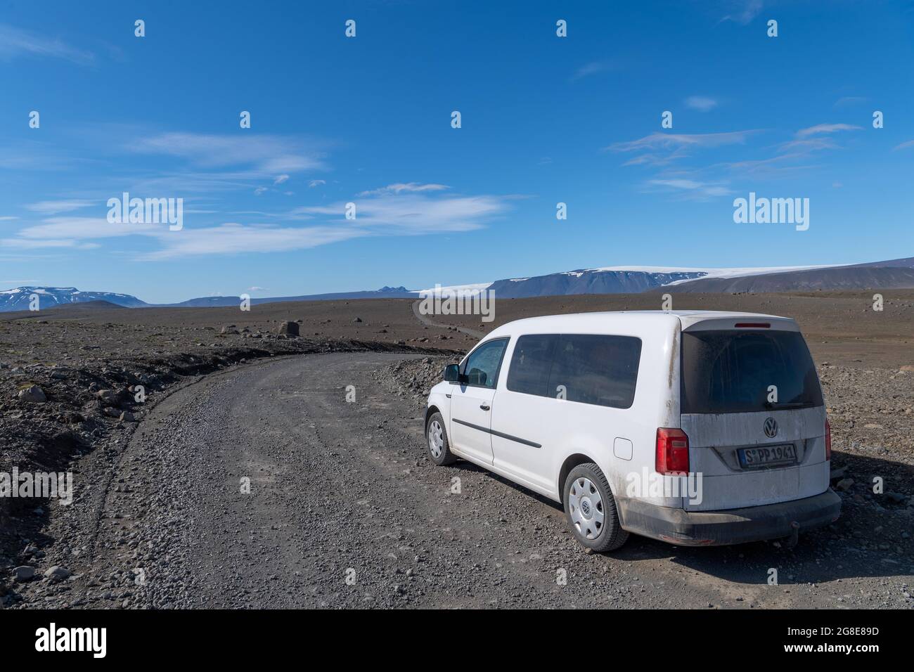 Auto, solitaria strada in ghiaia attraverso il paesaggio vulcanico, deserto vulcanico, strada F35, Kjalvegur, Kjoelur, highlands, Islanda Foto Stock