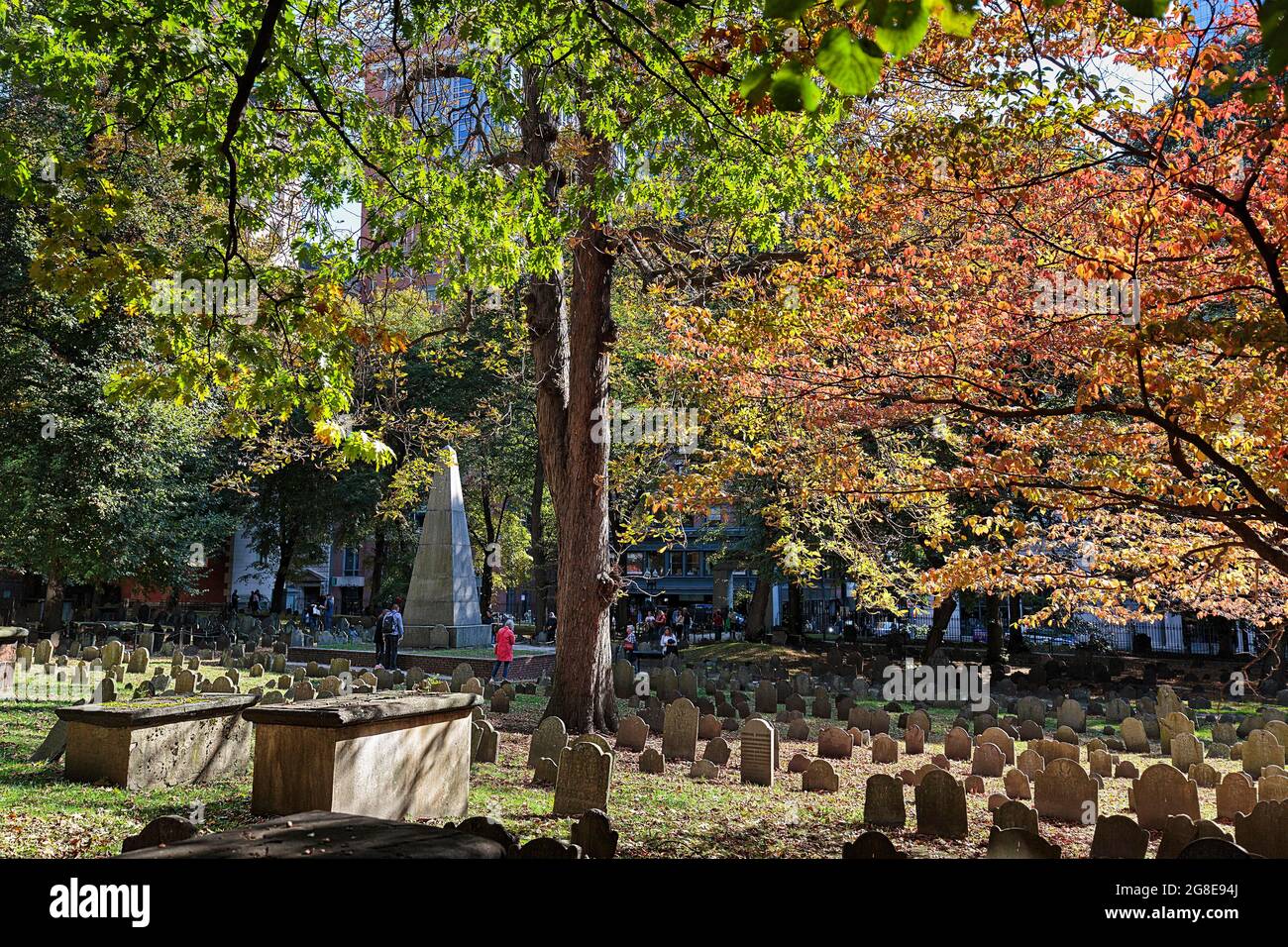 Grave file e Obelisco in autunno, Granary Burying Ground, Tremont Street, Freedom Trail, Boston, Massachusetts, New England, Stati Uniti Foto Stock