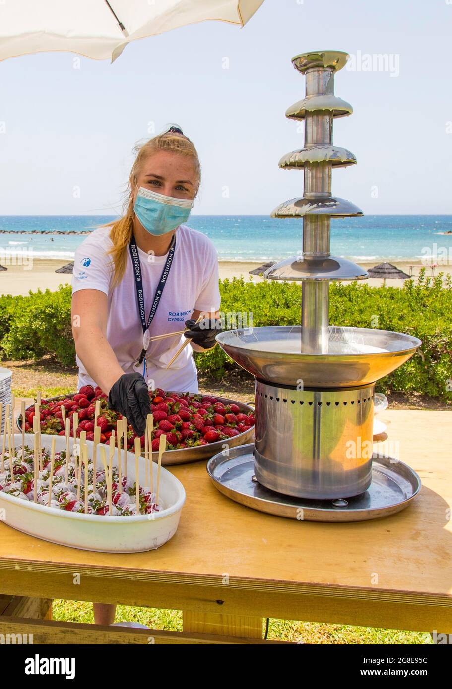 Stazione dessert, fontana di cioccolato, fragole, maschera, Robinson Club Cipro, Alaminos, Cipro Foto Stock