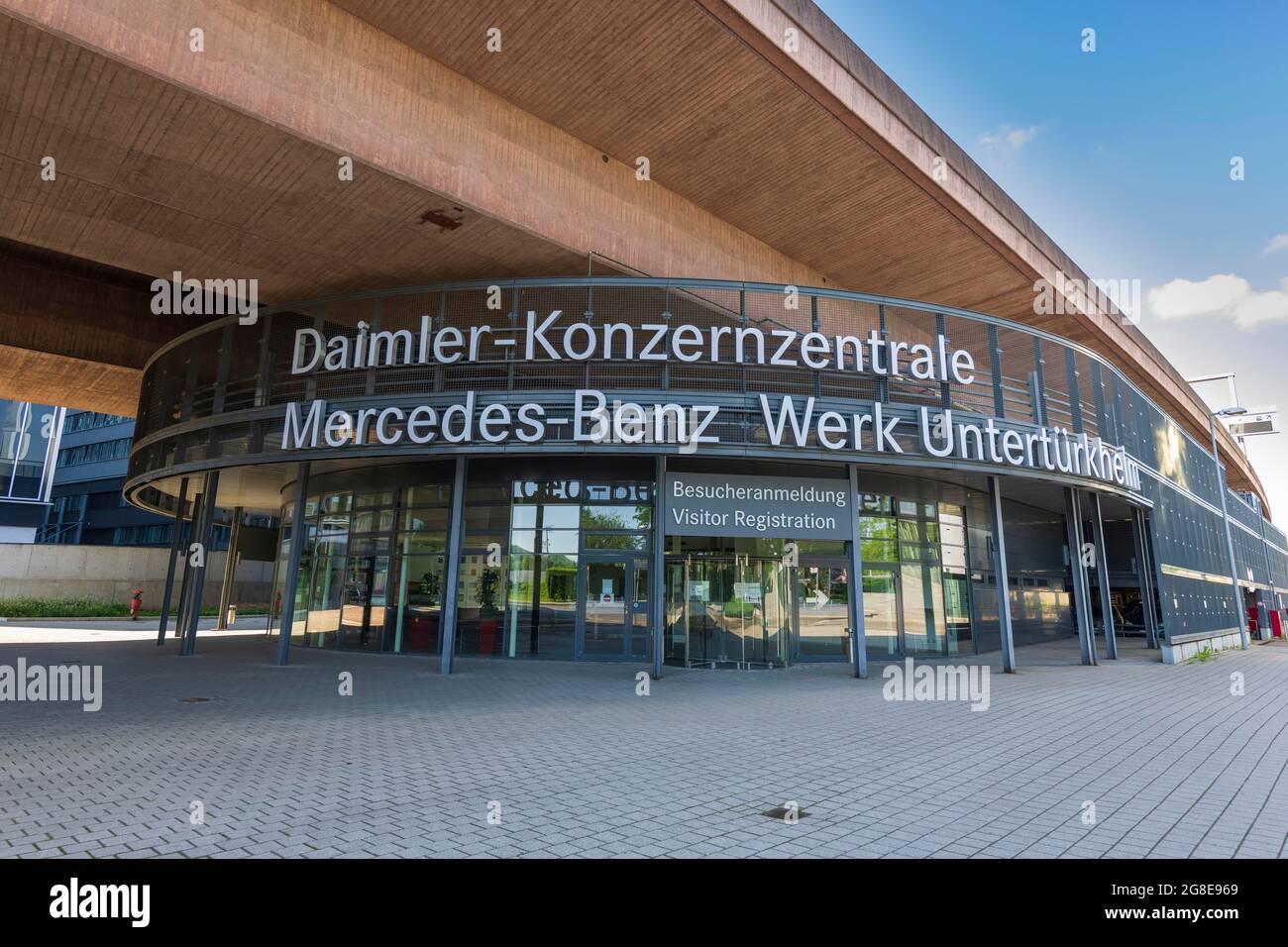 Ingresso principale Daimler Group sede centrale Mercedes-Benz stabilimento Stoccarda Untertuerkheim, Baden-Wuerttemberg, Germania Foto Stock