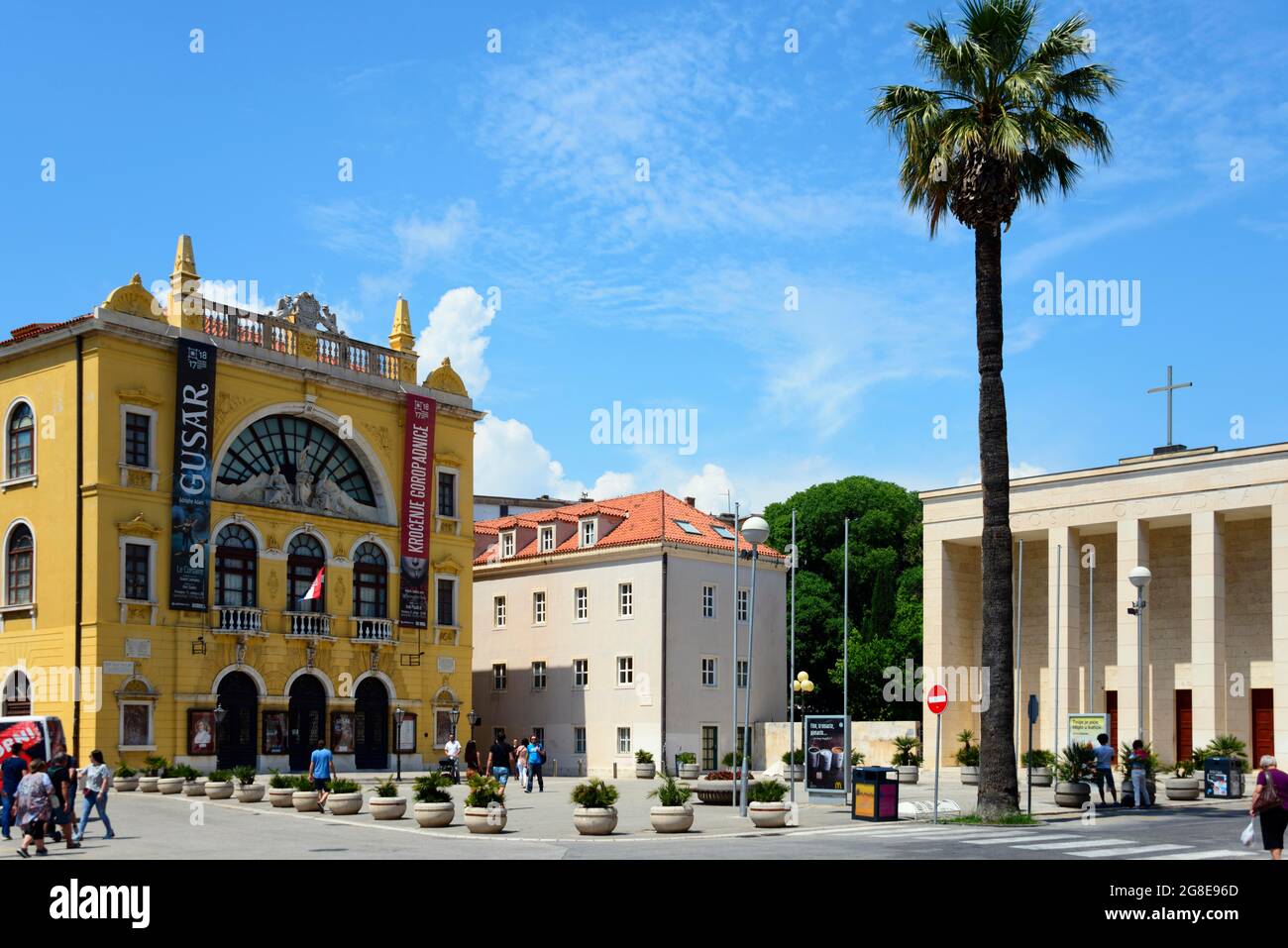 Teatro Nazionale Croato e Chiesa Gospa od Zdravlja sulla piazza Gaje Bulat, Spalato, Dalmazia Centrale, Croazia Foto Stock
