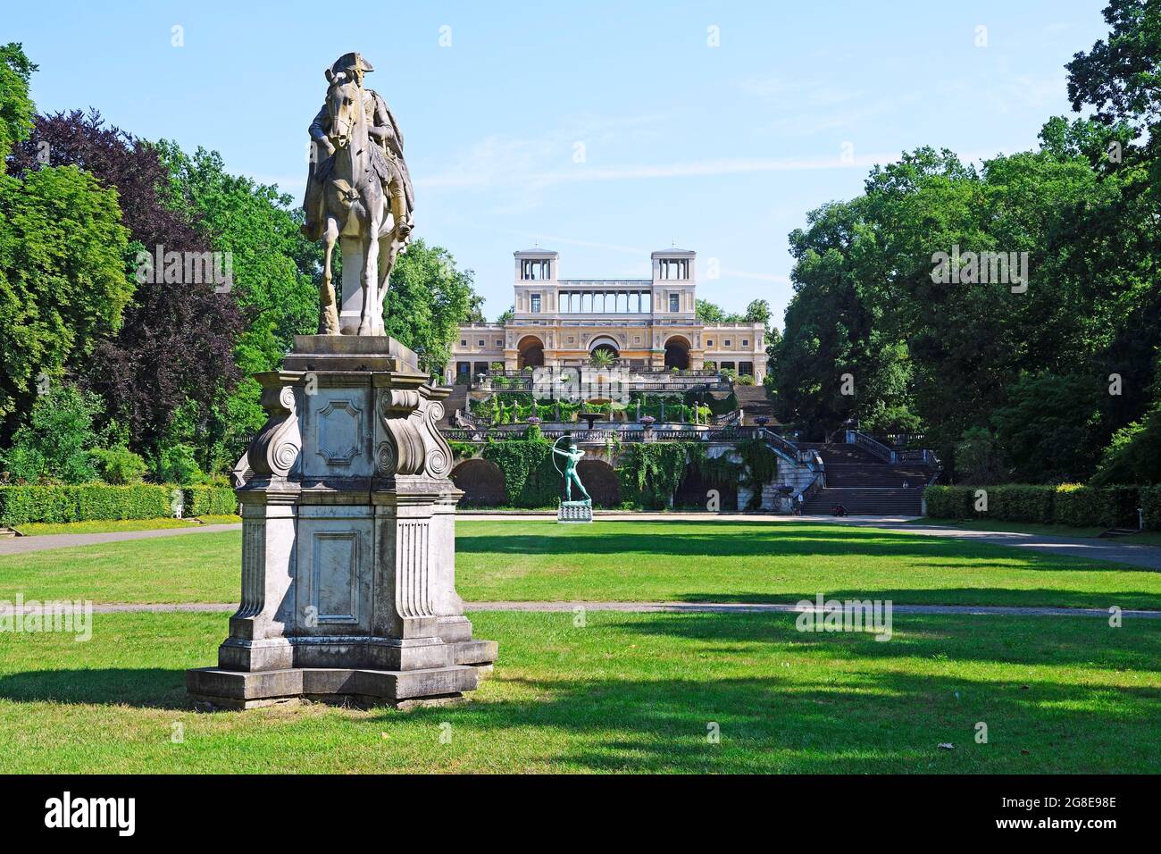 Statua equestre di Federico II e arciere di fronte all'Orangerie, Parco del Palazzo Sanssouci, Potsdam, Brandeburgo, Germania Foto Stock