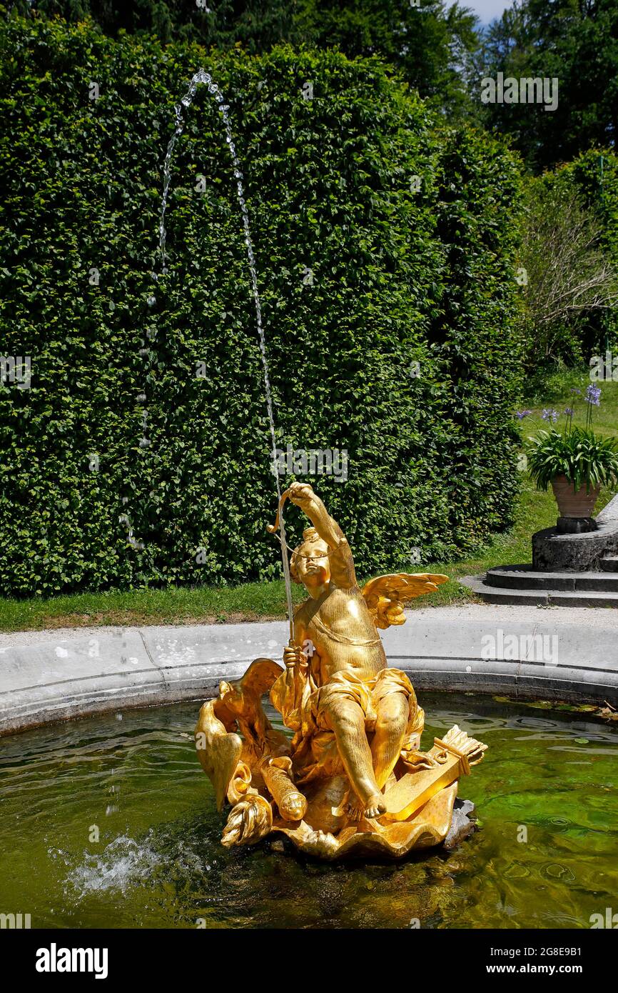 Fontana figura amore dio Cupido con arco e freccia, parterre est, parco del castello, Linderhof Castello, alta Baviera, Baviera Foto Stock