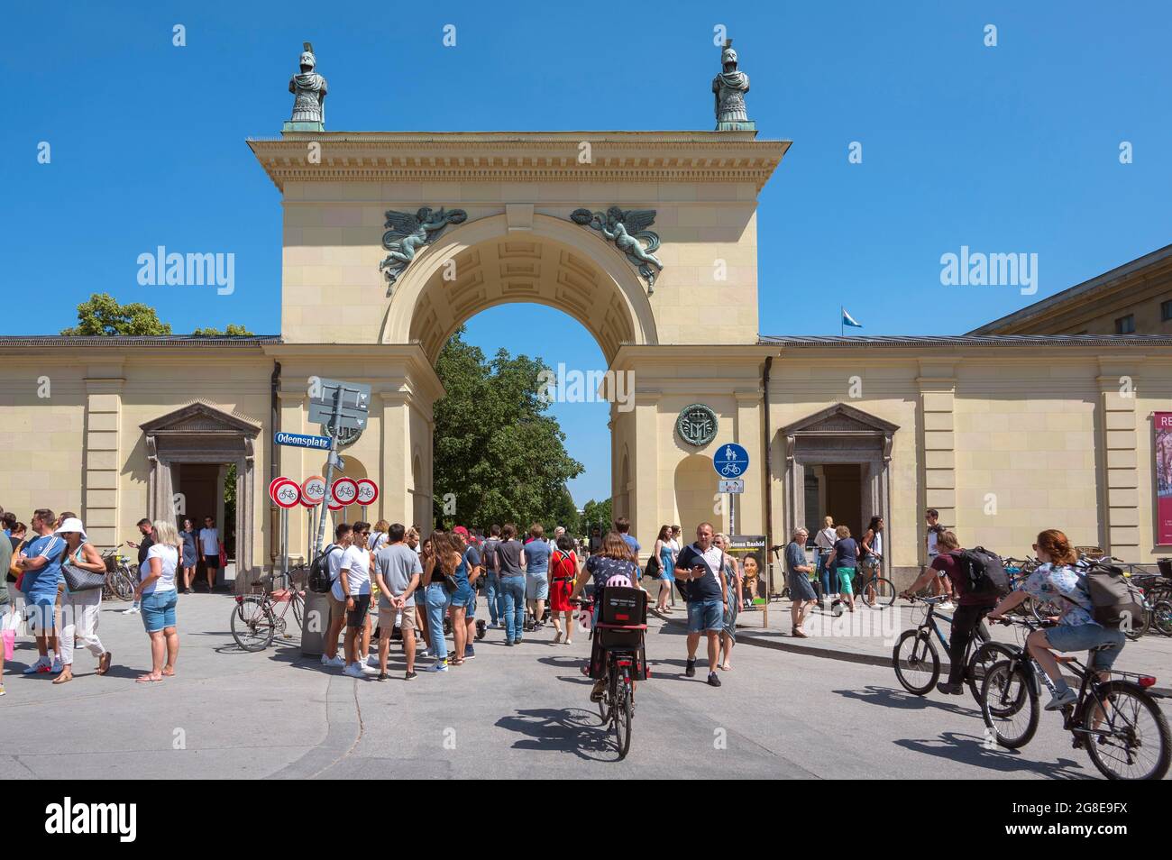 Odeonsplatz, zona pedonale, ingresso all'Hofgarten, Monaco, alta Baviera, Baviera, Germania Foto Stock
