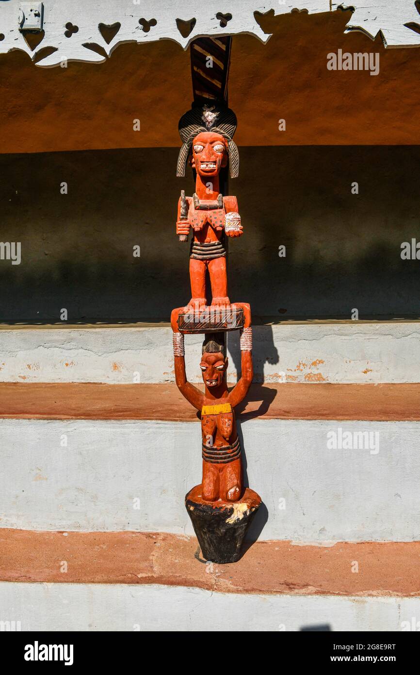 Statue di legno nel cortile della cerimonia del palazzo del re, Owo, stato Ondo, Nigeria Foto Stock