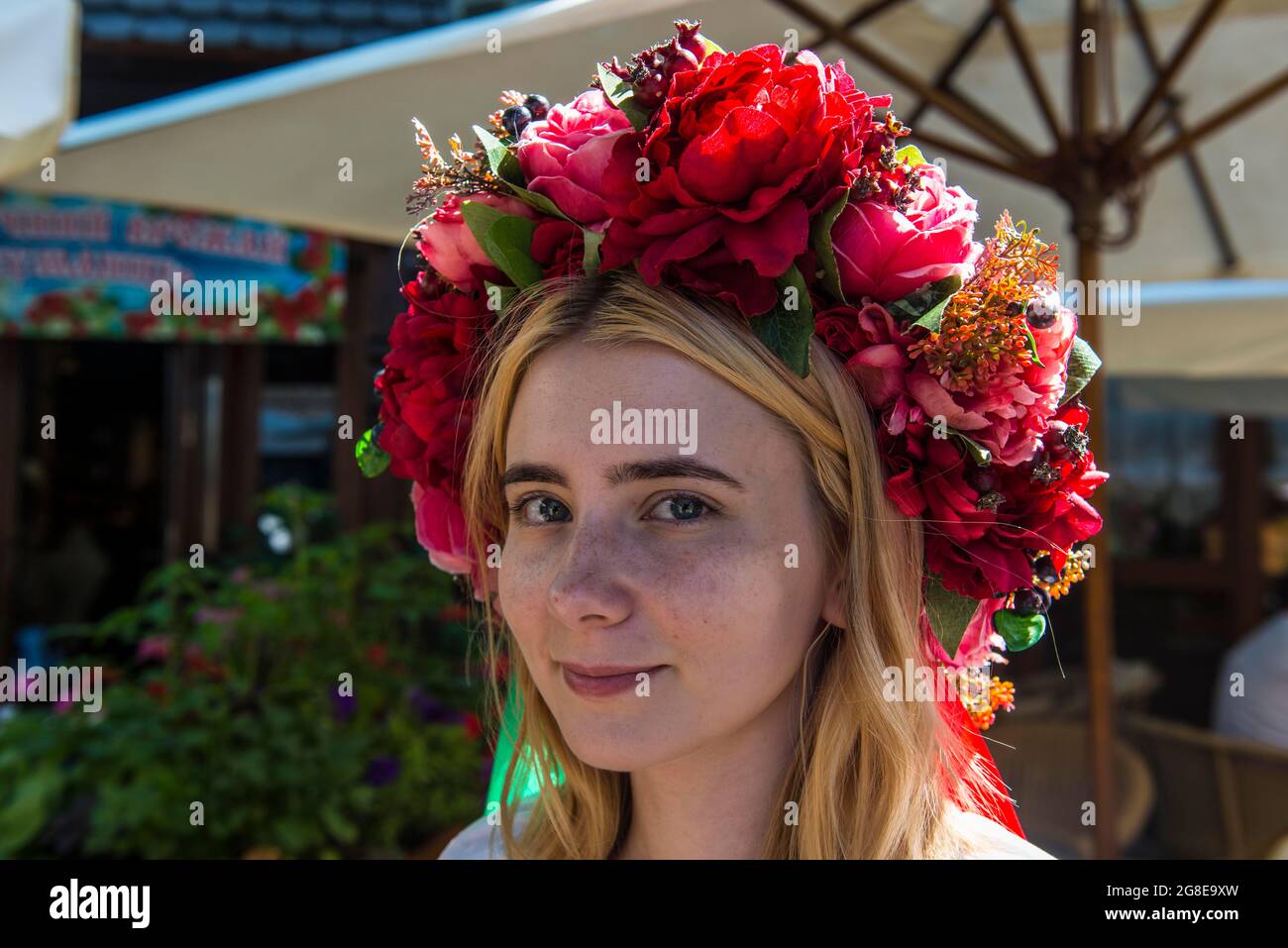 Fiori colorati nella testa di una ragazza giovane, Odessa, Mar Nero, Ucraina Foto Stock