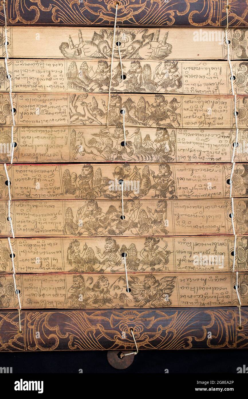 Libro fatto da foglie di palma secche, chiamato LONTAR dall'antico popolo balinese Bali Aga Foto Stock