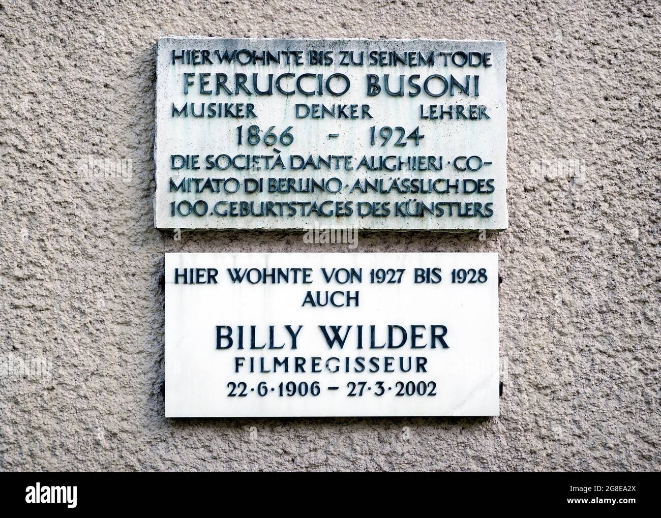 Il regista Billy Wilder e la musicista, pensatore e insegnante Ferruccio Busoni hanno vissuto in questa casa, Viktoria Luise Platz, Berlino, Germania Foto Stock