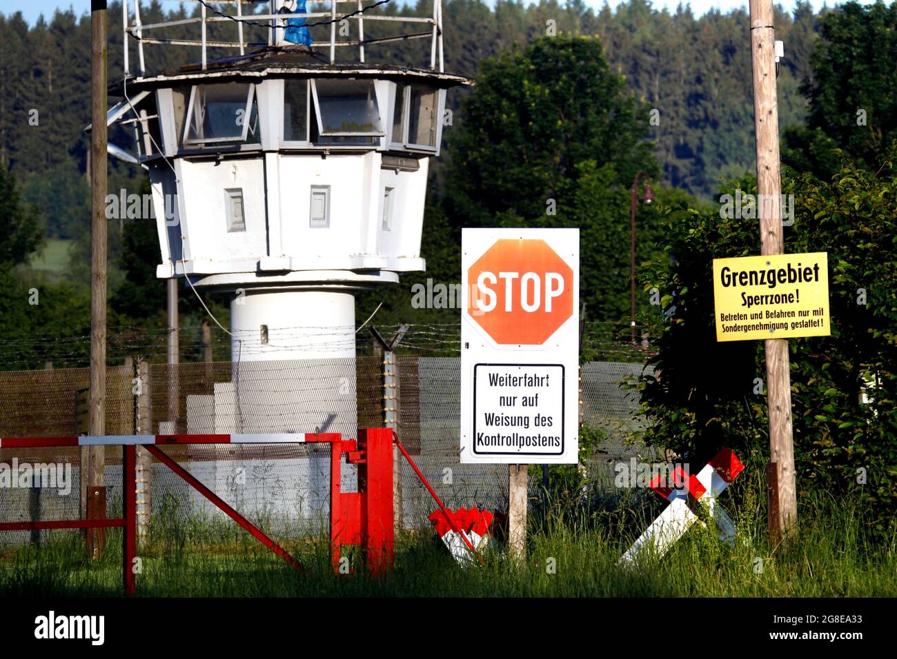 Segnali di avvertimento al confine interno tedesco, segnale di stop, torre di osservazione delle truppe di confine della RDT, torre di guardia di confine, torre di confine della RDT Foto Stock