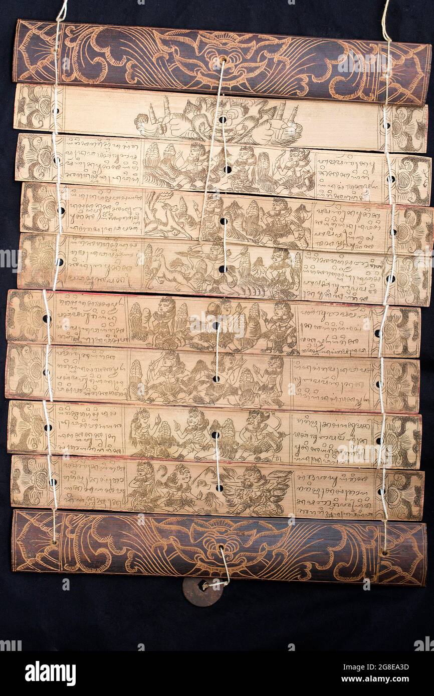 Libro fatto da foglie di palma secche, chiamato LONTAR dall'antico popolo balinese Bali Aga Foto Stock