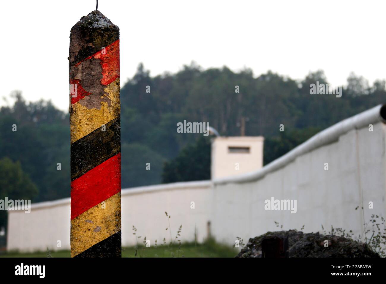 Posto di confine della RDT, zona ristretta, terra di nessuno, fortificazione di confine, muro di confine a MoedLareuth, ex città divisa in tedesco-tedesco Foto Stock