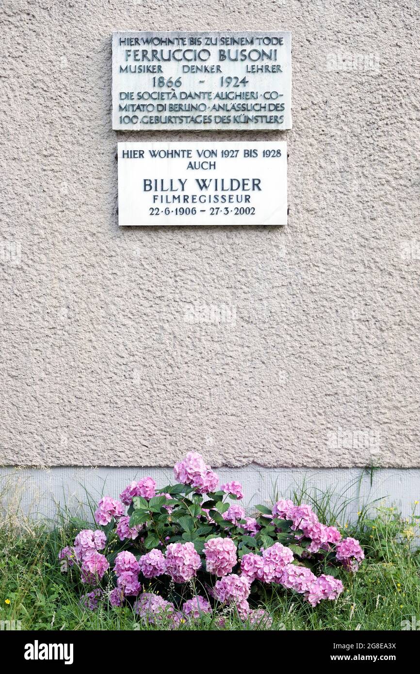 Il regista Billy Wilder e la musicista, pensatore e insegnante Ferruccio Busoni hanno vissuto in questa casa, Viktoria Luise Platz, Berlino, Germania Foto Stock