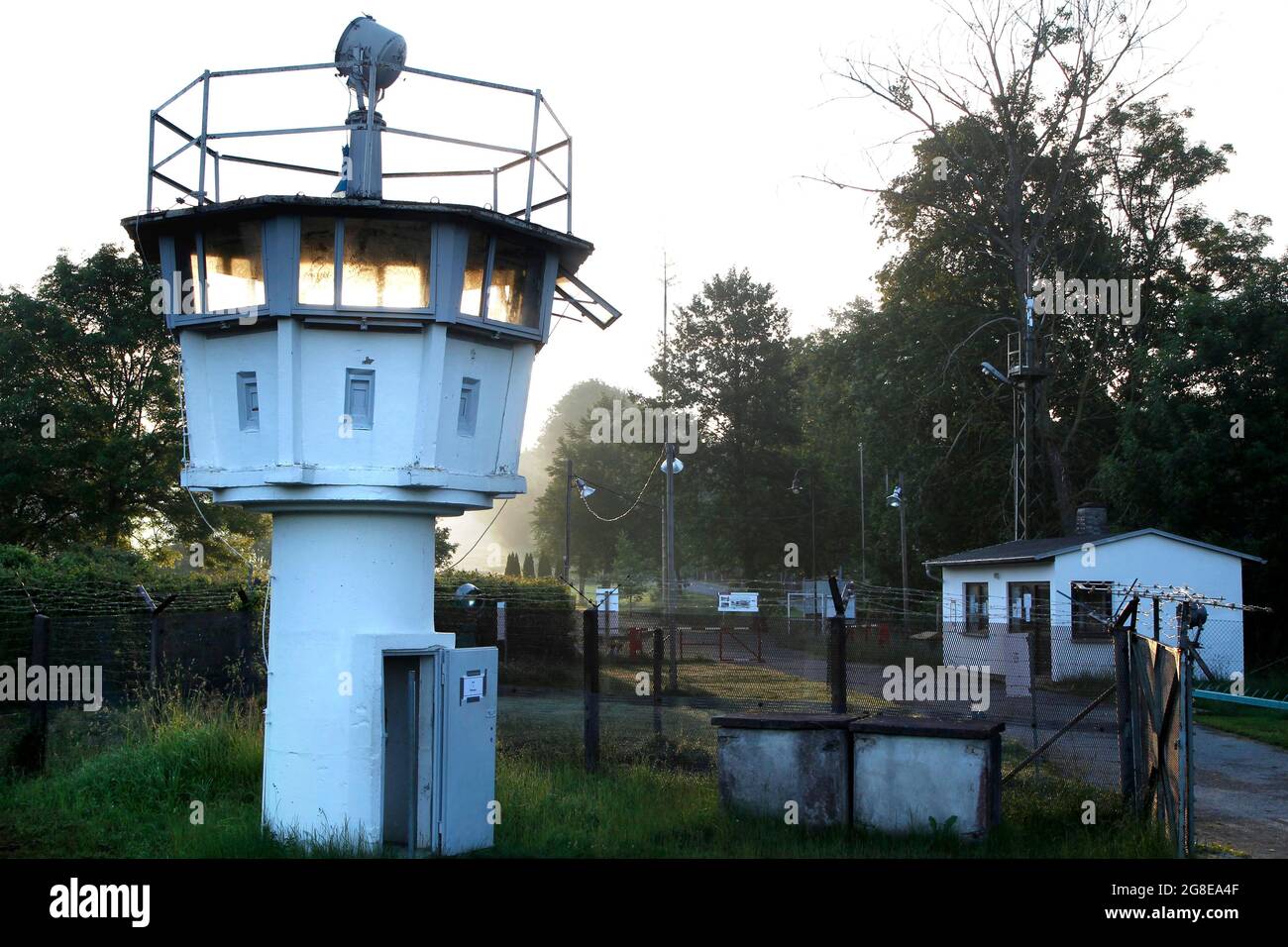 Torre di osservazione delle truppe di confine della RDT, torre di guardia di confine, torre di confine della RDT a MoedLareuth, ex città divisa sul tedesco-tedesco Foto Stock