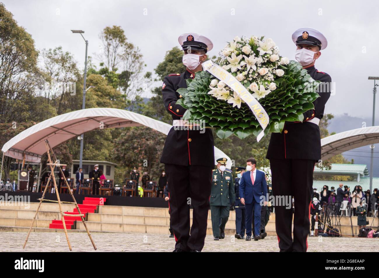 Bogotà, Colombia. 19 luglio 2021. I cadetti dell'esercito colombiano trasportano una corona funeraria durante un evento commemorativo per servire l'onore ai militari e alla polizia nel giorno di 'Hero della nazione colombiana' (Heroe de la Nacion Colombiana) a Bogotà, Colombia il 19 luglio 2021. Credit: Long Visual Press/Alamy Live News Foto Stock