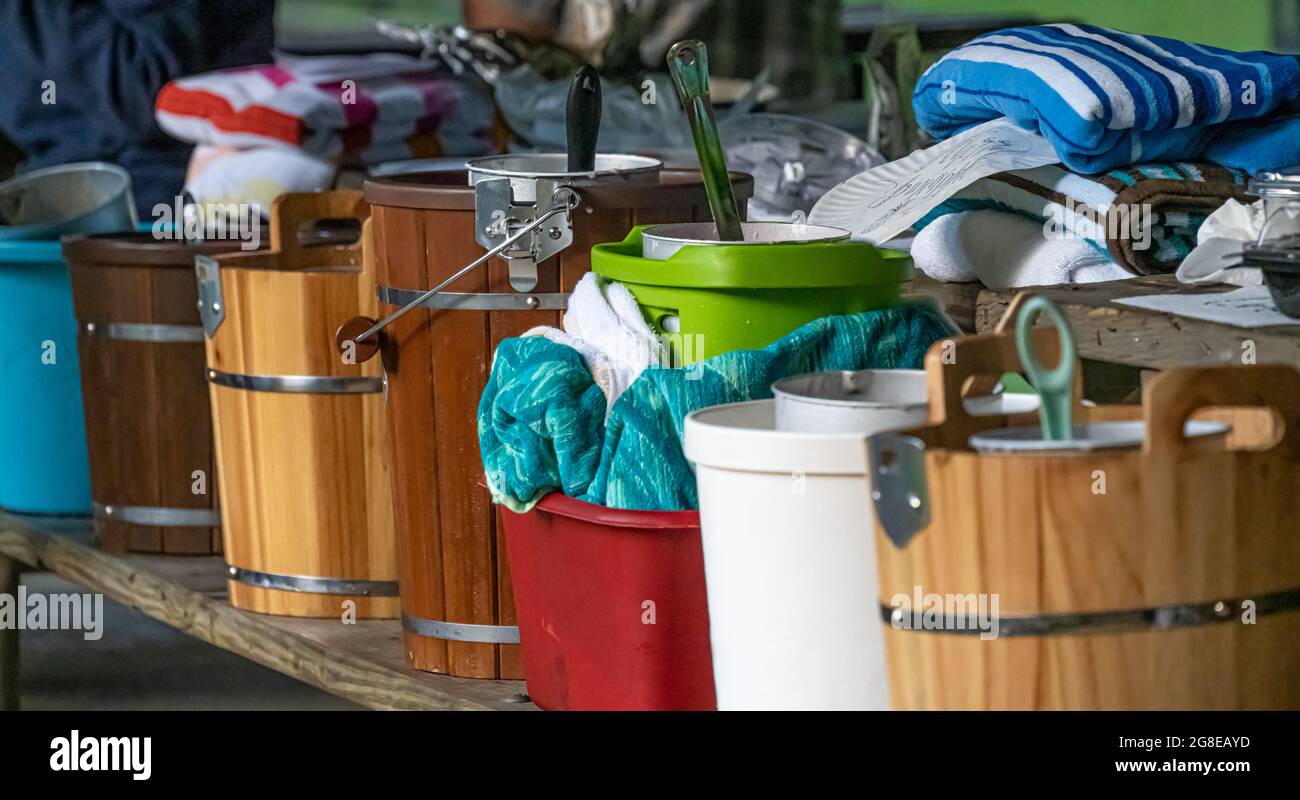 Gelato fatto in casa in un'ampia varietà di sapori in una riunione di famiglia del sud al Vogel state Park a Blairsville, Georgia. (STATI UNITI) Foto Stock