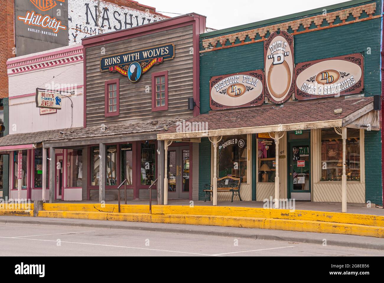 Black Hills National Forest, South Dakota, Stati Uniti - 31 maggio 2008: Downtown Hill City Main Street. 3 negozi più piccoli in tradizionale architettura occidentale su Main Stre Foto Stock