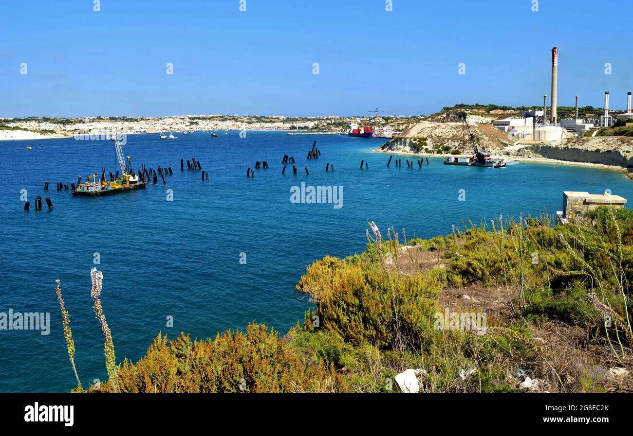 DELIMARA MARSAXLOKK, MALTA - 15 settembre 2015: La costa del Delimara a Malta con i lavori infrastrutturali in preparazione per la fornitura di petroliere GNL Foto Stock