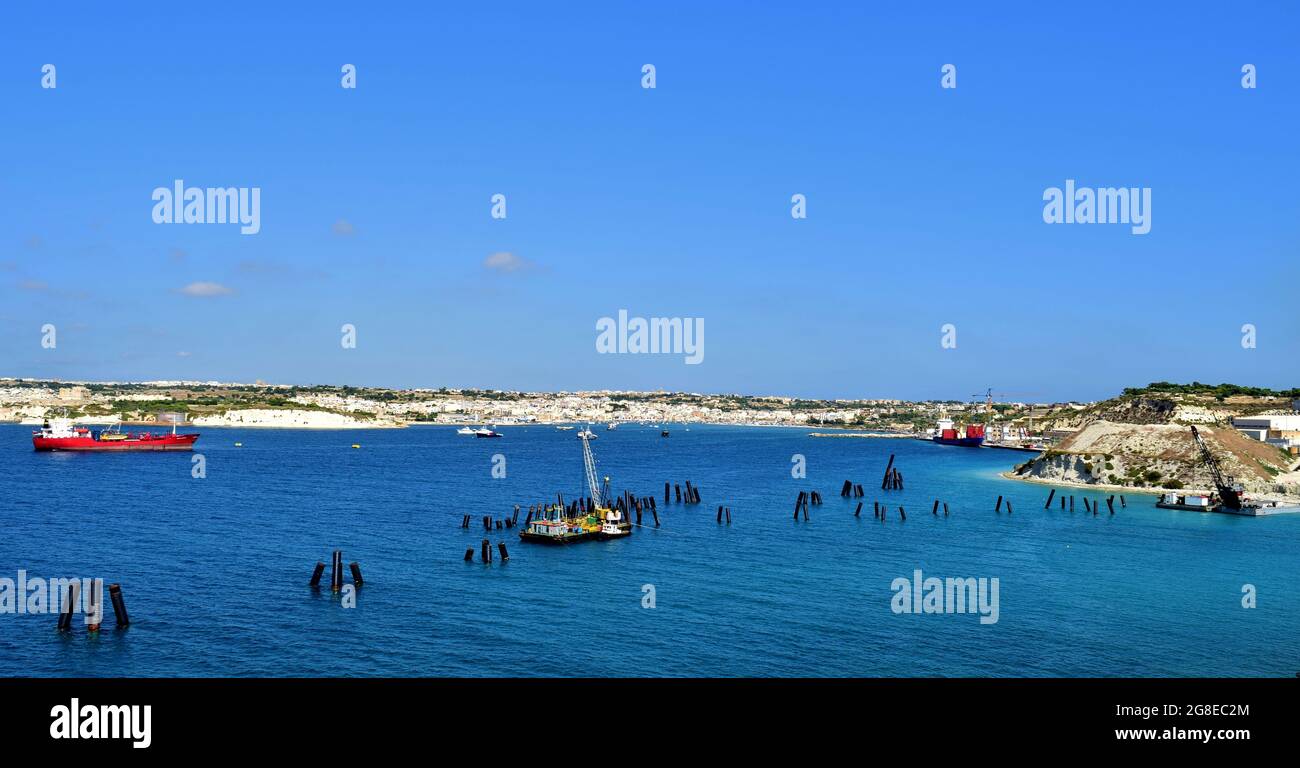 DELIMARA MARSAXLOKK, MALTA - 15 settembre 2015: La costa del Delimara, a Malta con i lavori infrastrutturali in preparazione per la fornitura di petroliere GNL Foto Stock