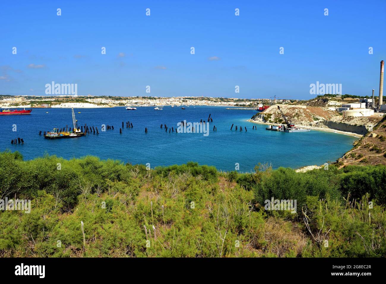 DELIMARA MARSAXLOKK, MALTA - 15 settembre 2015: La costa del Delimara a Malta con i lavori infrastrutturali in preparazione per la fornitura di petroliere GNL Foto Stock
