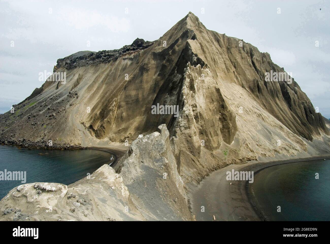 Poluostov Vladimira, un cono di scorie sul fianco del vulcano Alaid, dell'isola di Atlasova, delle isole Kuril, dell'Estremo Oriente russo Foto Stock