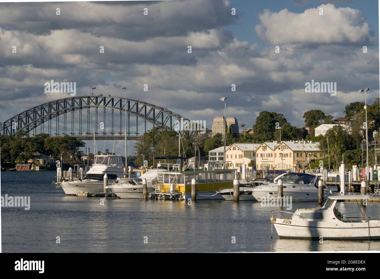 Sydney Harbour Bridge vista dal sobborgo di Balmain, nuovo Galles del Sud, Australia Foto Stock