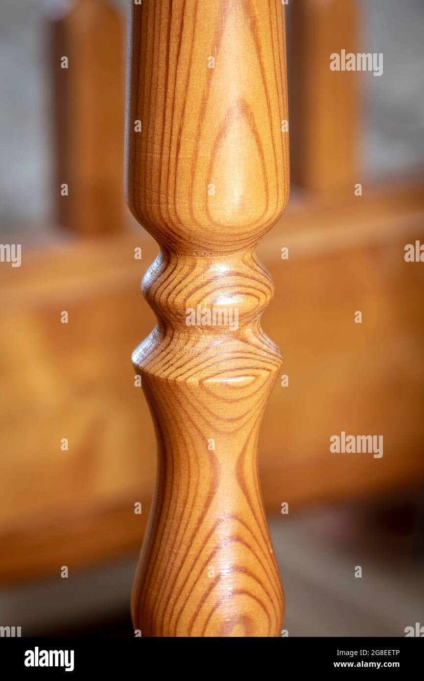 Elemento di una scala interna in legno. Primo piano del baluster in legno. Foto Stock